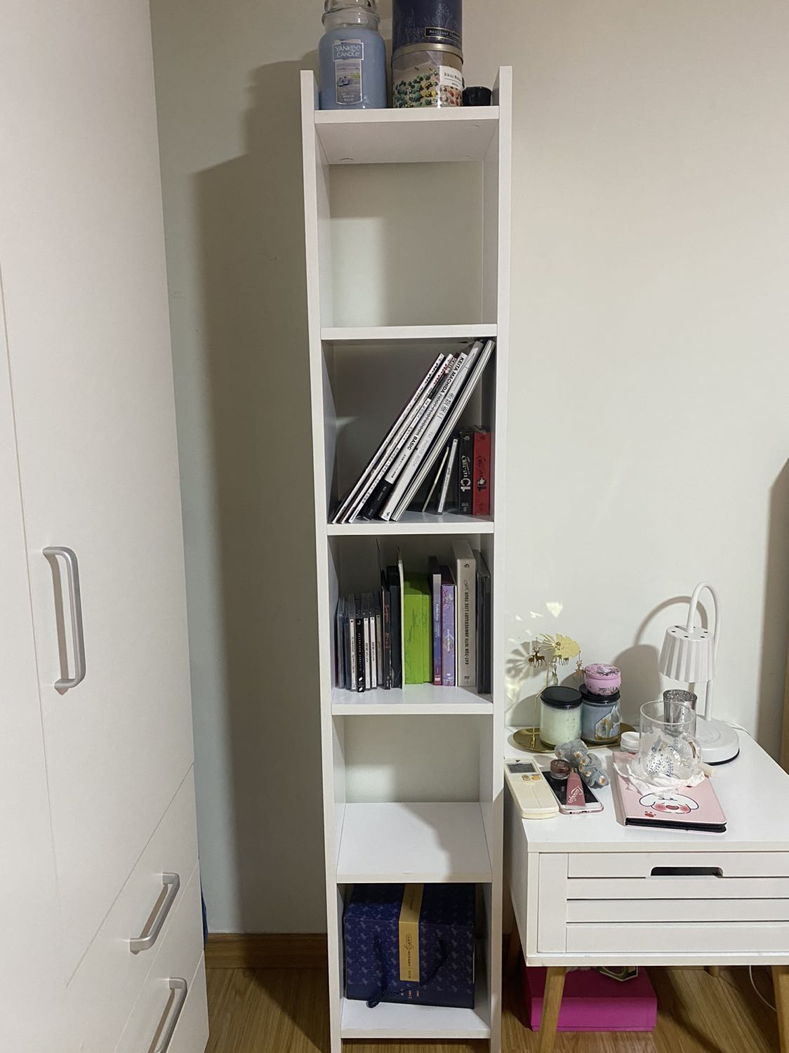 Nhân viên nhiệt tình, kệ đẹp và chắc chắn. Có điều trước khi mua quên đo chiều cao mấy quyển tạp chí ở nhà nên thành ra hơi không vừa 1 tí, nhưng nói chung vẫn highly recommend nha.