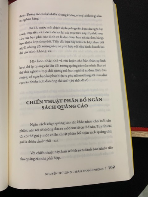 Đang muốn học kinh doanh online nhưng chưa biết bắt đầu từ đâu may quá e đã tìm được đúng sách mà mình đang cần. Sách dạy rất chi tiết từ cách tìm thị trường ngách, cách thức nhập hàng ở đâu cho đến cách thức tối ưu quảng cáo cho sản phẩm....
Cá nhân mình thì rất thích chương 4: Mai An Tiêm thời 4.0. Chương này viết rất chi tiết về khi nào thì ta nên quảng cáo bán hàng, cách thức tối ưu chi phí quảng cáo, cách phân bổ phí quảng cáo như nào thì hợp lý... Đây cũng là kiến thức mà mình đang muốn tìm hiểu nhất. 
Cảm ơn tác giả