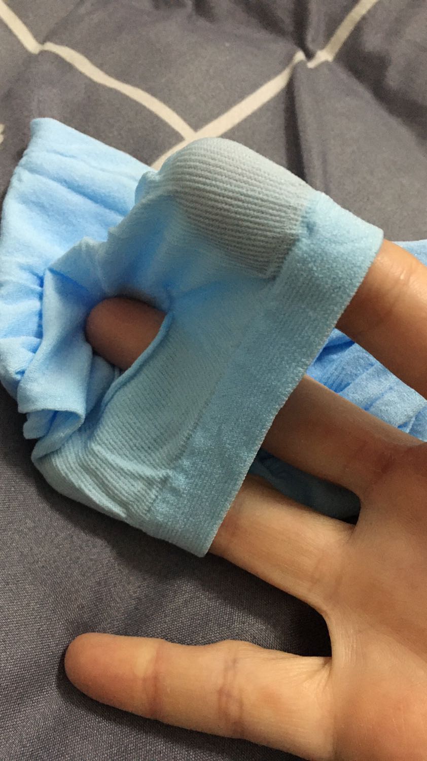 Chất vải mỏng, hơi thất vọng vì mình cũng mua một đôi khác bên *** và loại vải ở bên đó người ta bán chất lượng và mịn hơn nhiều. Nhưng nhìn chung thì sản phẩm đã phù hợp với giá tiền..