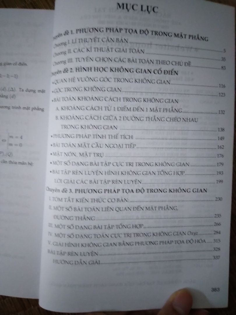 Sách hay, cô đọng, đầy đủ nội dung: kiến thức, phân dạng, phương pháp, bình luận, phân tích, nhận xét
Đây là 1 trong 4 quyển sách thuộc bộ chuyên đề Toán thứ 2 của tác giả Nguyễn Phú Khánh, sau bộ chuyên đề Trọng tâm kiến thức và phương pháp giải ( 6 quyển) đã được xuất bản trước đó. Bộ mới này có sự tham gia viết chung của các tác giả uy tín khác, tuy không dày như bộ cũ nhưng rất trọng tâm và hiệu quả, không lan man nhiều.
Sách của tác giả Nguyễn Phú Khánh luôn có giá trị tham khảo, dù là sách chuyên đề, luyện đề hay tổng ôn cấp tốc.