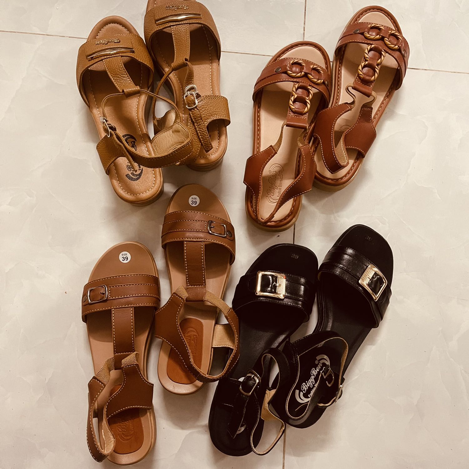 Giày đẹp, nhẹ, mang vừa chân, êm ái, thích hợp cho bạn nào làm việc tại nhà máy rộng thường xuyên đi lại như mình, thay đổi cho giày thể thao mang vớ rất nóng chân. Hehe