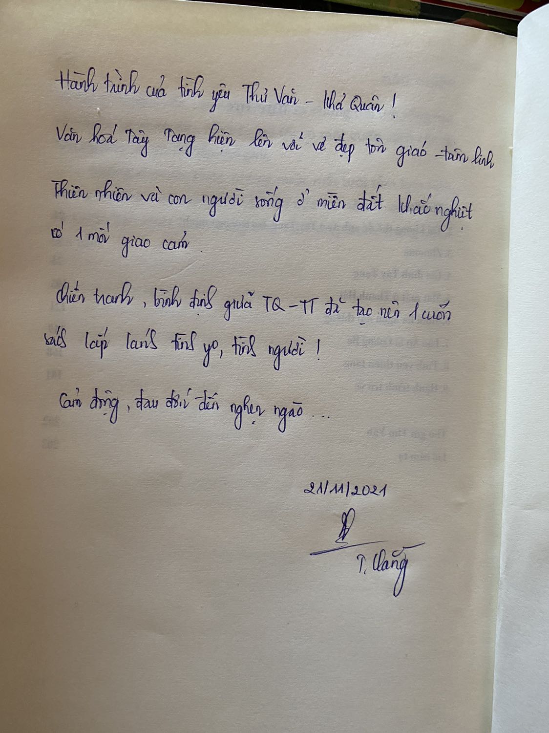 Một câu chuyện thật sự rất cảm động về tình yêu mà mình đã đọc.
Đọc các phóng tác của Nguyên Phong về tôn giáo tây tạng à cuốn sách này đã giúp mình hiểu hơn về đất nước đăch biệt này: không khái niệm thời gian, tách biệt với thế giới, tôn giáo và tâm linh là thứ tồn tại duy nhất ở nơi này…
Đọc tác phẩm mình không khỏi ám ảnh bởi tư duy Tây Tạng, phong tục Tây Tạng và nhất là tình yêu chân thành, mãnh liệt mà Thư Văn dành cho Khả Quân!
1 vấn đề nữa đặt ra cho người đọc chính là những bất hạnh mà chiến tranh, giai cấp gây ra…
Đọng lại tác phẩm là 1 giai điệu buồn đầy suy ngẫm và sự tò mò về kiếp người…