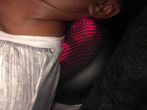 Không biết có ai bị khó ngủ như mình không. Mình đi làm ngồi nhiều mà toàn làm bằng máy tính nên mỏi kinh khủng, mà còn đau không ngủ được, đã khó ngủ thì chớ nhiều hôm đau quá thức cả đêm :((( Xong mua con này về dùng thử tại lên chỗ này thấy nhiều review tốt. Về nằm thì thấy ổn hơn, đỡ đau hơn nhiều, dễ ngủ hơn nữa. Mình còn mua thêm một cái cho bố mẹ ở quê thấy 2 cụ cũng bảo tốt. Chất lượng tốt lắm mọi người ạ