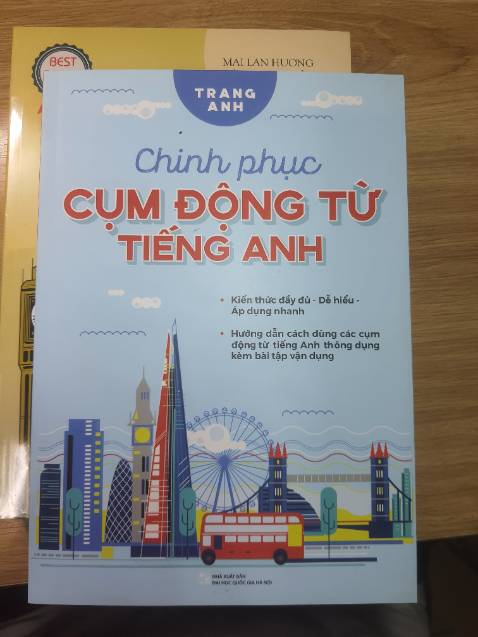 Sách giao siêu nhanh, đóng gói rất kĩ và cẩn thận nhưng sách vẫn bị quăn góc. Mĩnh nghĩ sách quăn góc không phải là do đơn vị vận chuyển vì shop đóng gói rất kỹ, khi mình nhận được hàng thì bìa sách khá bụi và cũ, có vệt đen, bị quăn góc. Nó làm cho cuốn sách khá mất thẩm mỹ nhưng mà may sao bên trong vẫn sạch sẽ, giấy in tốt. Mình - 1 sao do shop không kiểm kĩ hàng trước khi gửi nhé! Còn lại thì sách rẻ, đẹp, có bài tập làm cho nhớ lâu.