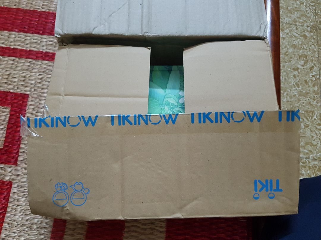 Chưa lần nào mình mua hàng mà gặp trường hợp đóng gói sản phẩm tệ như lần này. Sách không được bọc chống sốc hay nilon gì, nên trong quá trình vận chuyển, bìa sách bị móp méo. Cũng may là đc sách thật, giấy và in đẹp.
Hy vọng lần sau Tiki đóng gói sản phẩm cẩn thận hơn.