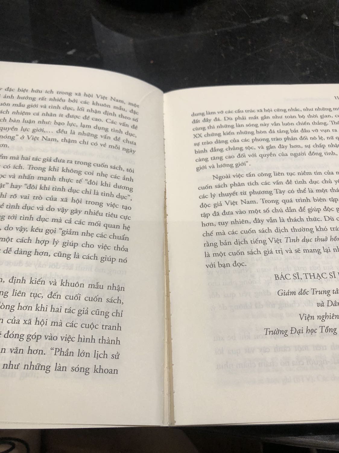 Mình mua sách này cũng được 1-2 tuần rồi nhưng không có thời gian đọc. Hôm nay vừa mở ra thì có phần thất vọng vì chất lượng không tốt, mấy trang sách bung bét :(