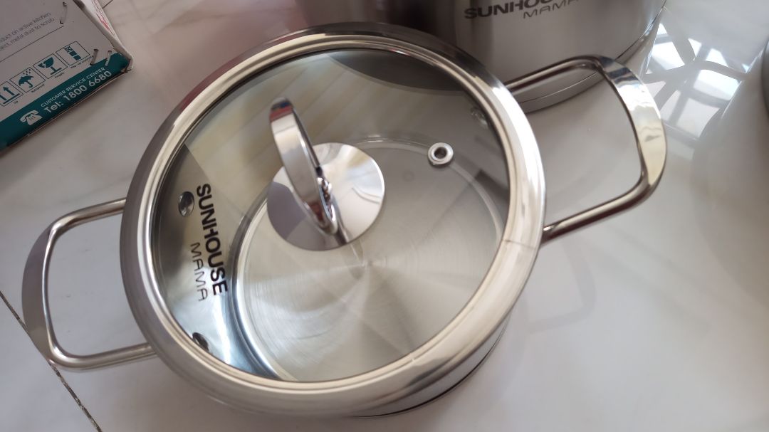 Đáy dày nhưng thành mỏng, inox bóng, chưa đun nấu nên không biết có bền không, trước mắt thấy ngoại quan là đẹp. 
Góp ý Sunhouse nên chèn thêm mút ở đáy nồi những nồi ở trên khi đóng thùng vì con ốc gắn nắp cấn làm trầy đáy nồi.