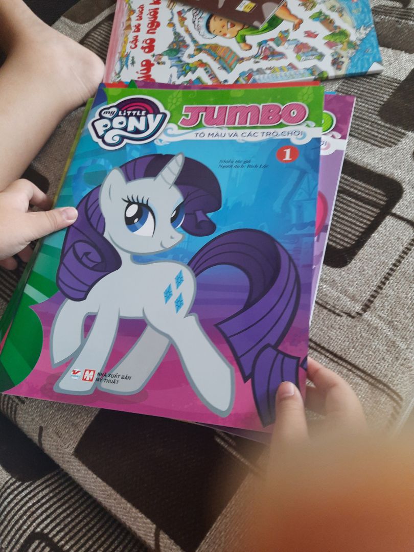 sách đẹp, giấy cứng cáp, hình in rõ nét, có tặng kèm 1 trang sticker mỗi cuốn nên bé rất thích. mua được giá sale nên rất hài lòng. cảm ơn tiki