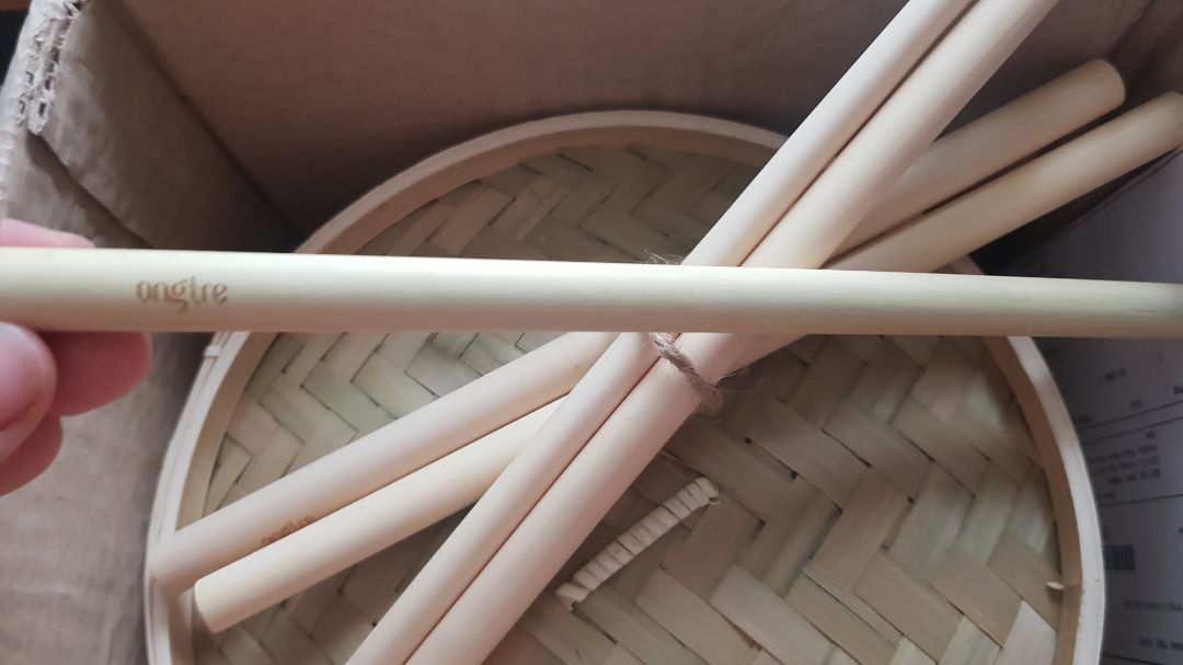 Sp đẹp, mình chon bát 8cm cảm thấy hơi lớn hơn nhu cầu, kk. Nó lớn cỡ cái tô mini ^^
Có đặt thêm vài món bên shop, được tặng 5 ống hút tre đẹp lắm bạn nhé