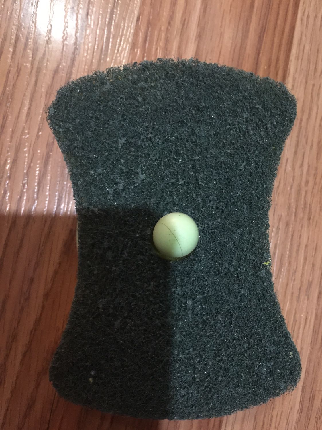 Miếng mút thì mình thấy giống các loại mình hay xài, này thiết kế đẹp hơn. Còn miếng cao su để ấn dính mặt kính, móc miếng mút vào sẽ tiện cho nhà nào có mặt tường kiếng/đá/gạch trơn láng chỗ bồn cửa chén, chỗ mình tường gạch sần nên ko xài được