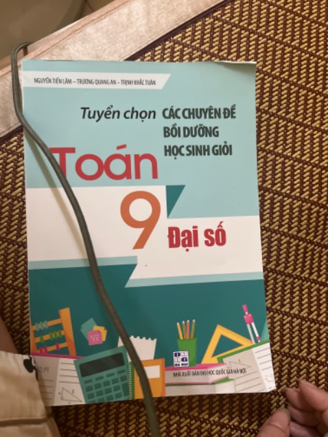 Đặt mua sách 100 bài làm văn mẫu lớp 5 nhưng lại giao sách bồi dưỡng học sinh giỏi toán 9. Tệ hơn nữa là sách giao còn bị rách 1 góc bìa ( như hình). K hiểu nổi luôn!