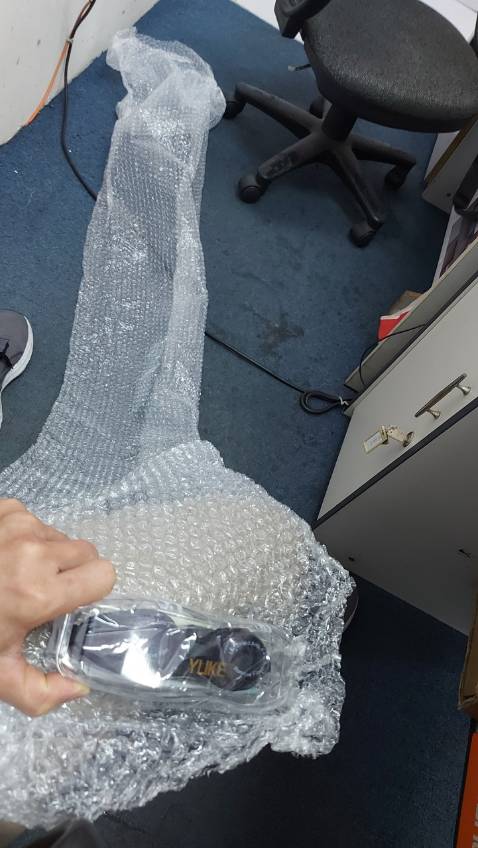 Chưa dùng nhưng shop đóng gói quá kĩ (gói cái kính mà gần 3m ni lông xốp), mẫu mã đẹp, viền kính mềm, ôm khít.