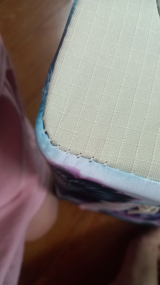 màu ngẫu nhiên nên nhìn cái nào cũng quê quê, mong shop thay đổi mẫu mã 
thấy cũng k có mùi lắm, chấp nhận được.
dựng lên thấy cũng chắc chắn nhưng các góc kiểu căng quá