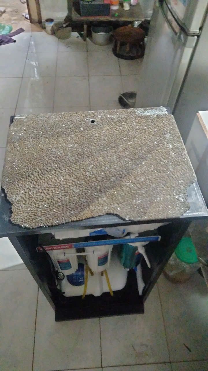 Sản phẩm mở ra bị bể kính , gẫy hết các chốt và vít