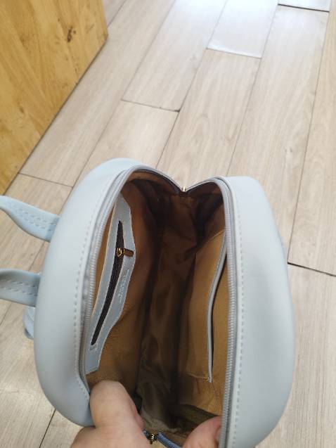 Balo dễ thương quá ạ. màu không bị chói nhìn trẻ trung .  Balo không quá cầu kì ưng lắm nha shop thank đã đóng gói cẩn thận . Mình sẽ ủng hộ shop tiếp ạ !