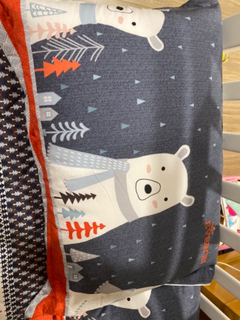 Hàng everon ko chê điểm nào, chất liệu thoáng khí thấm hút mồ hôi, chần bông dày dặn, đường may đẹp, hàng có tem quality pass. 
Nhà mình đã xài rất nhìu loại và chỉ ưng mỗi ga gối everon, chất liệu tencel và modal