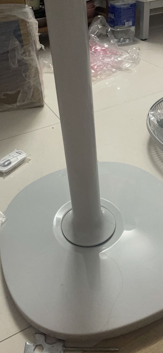 Không biết mọi người như nào, chứ với 1 phụ nữ ko rành tháo lắp kĩ thuật thì lắp cái quạt này đúng là thảm hoạ. Không biết lắp như nào, có lỗ mà ko thấy có ốc, ko lẽ đi mua quạt còn phải mua thêm ốc. Haiz, rồi mua quạt về nó nằm đó bữa tới giờ. Trải nghiệm chán thật sự 🥲🥲