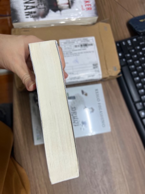 Giao từ HN tới HCM quá nhanh quá nguy hiểm, bể hộp bung  nắp, bể góc sách, sách k bik có quăng ra ngoài k mà dơ hầy, cũ quoăn, đi xa mà còn sợ tốn 1 miếng bọc quấn tới tay thấy thảm quá xá