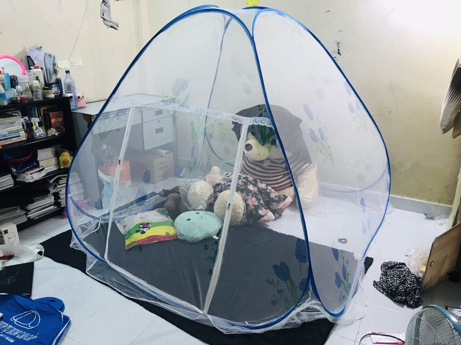 Mùng ơi ngoài đẹp hơn trong hình nhiều đó các bác. Họa tiết rõ và màu đẹp. Chất mùng dày dặn, mịn màng. Đường may tương đối kỹ. Bạn đầu mình sợ không xếp được nhưng coi clip trên mạng và học theo rồi sẽ làm được. Mới tập xếp thì hơi khó một tí nhưng hy vọng dần quen sẽ làm gọn hơn nè. Thép dẻo nên mọi người cứ tập làm mà hông sợ bị gãy nha.