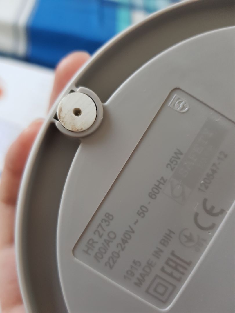 hàng tiki giao không phải là hàng mới, hộp đã bị bóc ra, và rách trên vỏ hộp, chân máy bị bám bẩn, các giấy tờ liên quan như hướng dẫn sử dụng bị nhàu nát, mình cũng lường trước sự việc khi tham khảo một số bài đánh giá nên định ktra hàng kỹ hơn thì gặp thái độ bất hợp tác từ người giao hàng. Mong tiki nhanh chóng xử lí đơn đổi sp mới cho mình.