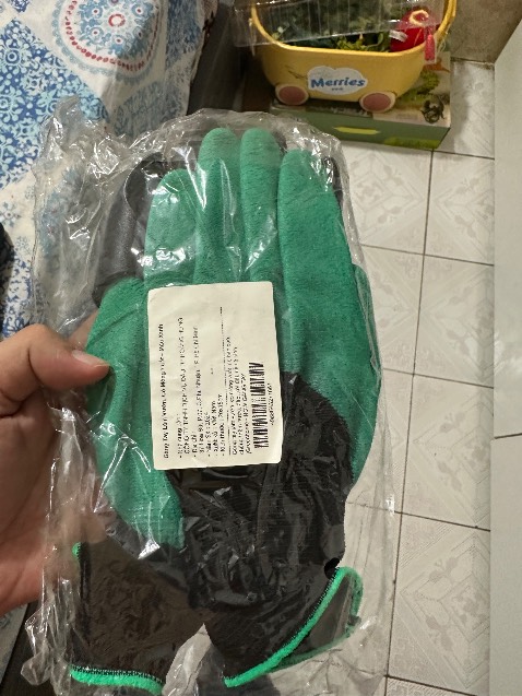 Găng tay hơi mỏng, phần vuốt hơi dầy, hơi khó cào đất. Tạm ổn trong tầm giá