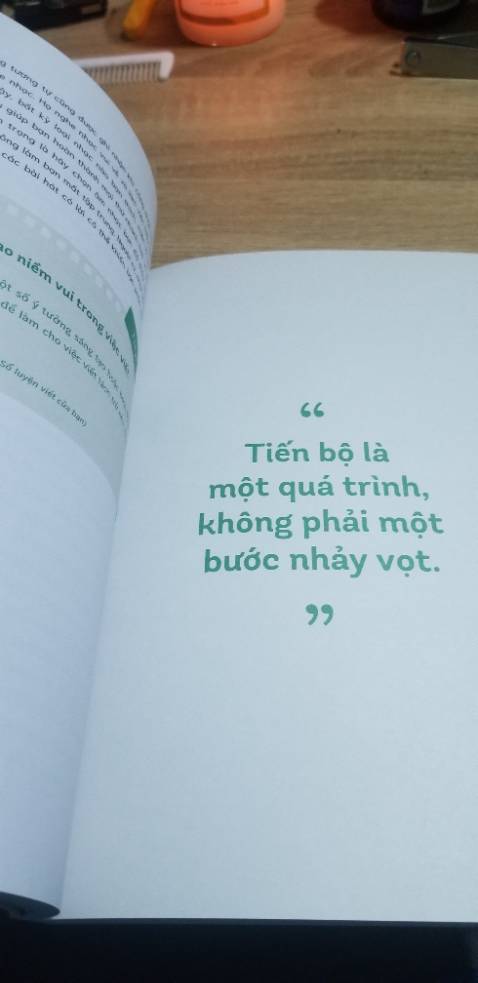 Nội dung do chưa đọc được hết nên chưa đưa ra được nhận xét.
Về phần dịch vụ của tiki: 
-Giao hàng khá nhanh, mình đặt sách lúc 11h20 và nhận được sách vào lúc 16h.
-Đóng gói kỹ, sách in đẹp, chất lượng. Mình có sử dụng book care nhưng mở sách ra thì không có bọc-điểm trừ.
Khi nào đọc xong nội dung sẽ cập nhật thêm, lần trước đọc quyển "Con Đường Trở Thành Freelance Writer" của chị Linh Phan thấy khá chi tiết và thú vị. Hi vọng quyển này cũng được như vậy.