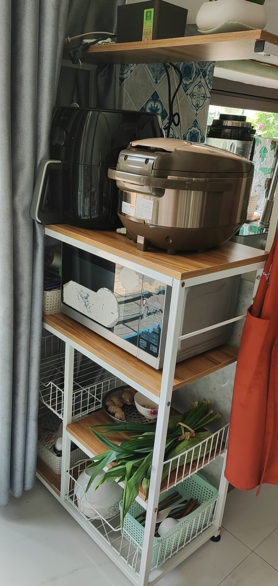 kệ chắc chắn,để đc rất nhiều đồ ,nên mua nha cả nhà.