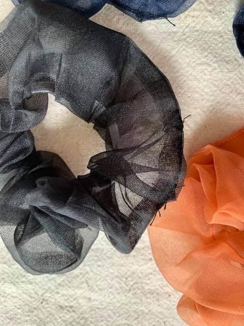 Hàng không giống so với hình ảnh, xấu và lỗi:
1. Chất liệu voan siêu cứng chứ không nhìn bồng bềnh nhẹ nhàng như hình ảnh
2. Sai màu (đặt 3 màu đen, 1 nâu be mà ra 1 đen, 2 xanh dương và 1 cam - màu sắc cũng khác hẳn so với hình ảnh shop sử dụng)
3. Đường may vụng - hình sử dụng là hình trên mạng, trong khi thực tế sản phẩm giống tự gia công
4. Voan đã mỏng, chun sử dụng cho voan đen hay xanh dương lại là màu trắng (trong ảnh là sử dụng chun ở trong cùng màu voan)