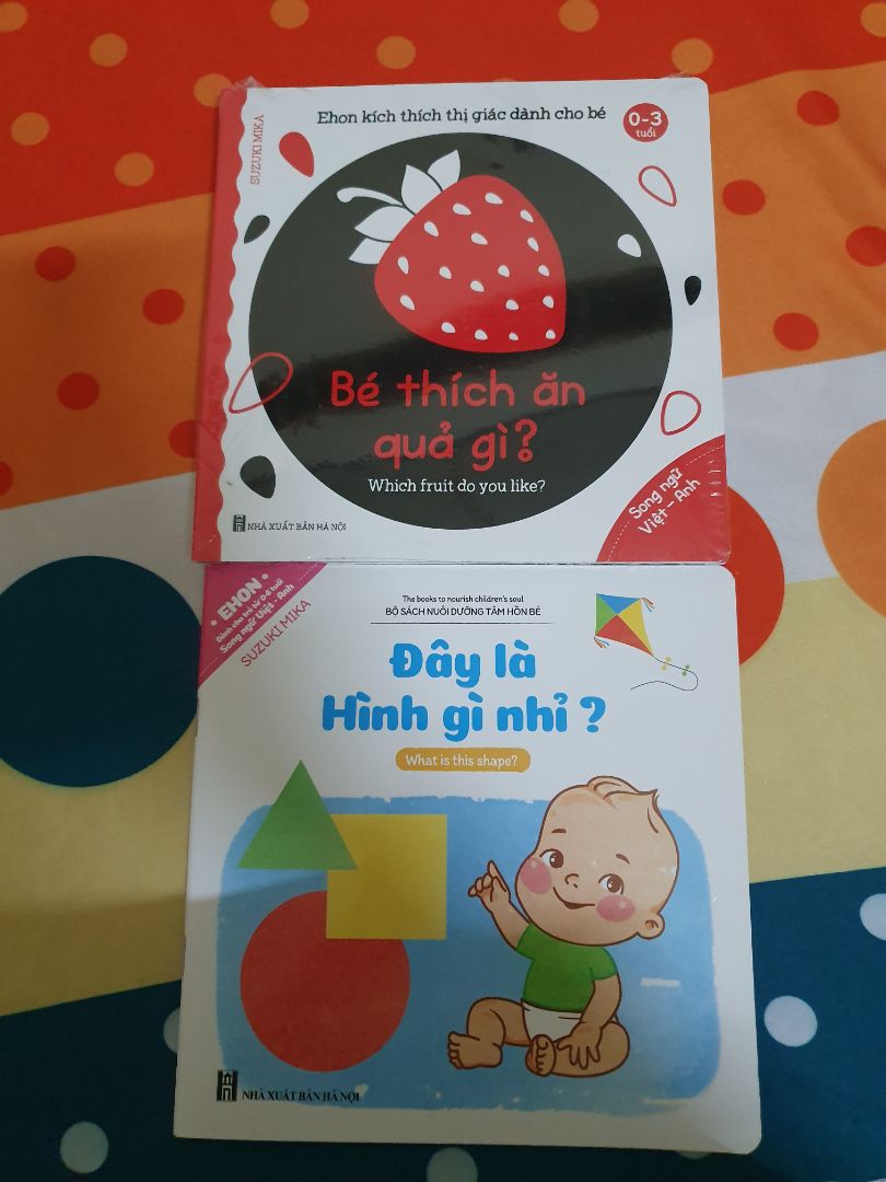Đóng gói gọn gàng, vận chuyển hàng nhanh. Vừa có chữ cả t.anh và t.việt lần hình ảnh nên mẹ vừa đọc cho bé vừa cho bé xem hình. Bé nhà mình 3 tuần tuổi nhưng cũng chăm chú xem. Shop tặng thêm quà rất dễ thương Đóng gói gọn gàng, vận chuyển hàng nhanh. Vừa có chữ cả t.anh và t.việt lần hình ảnh nên mẹ vừa đọc cho bé vừa cho bé xem hình. Bé nhà mình 3 tuần tuổi nhưng cũng chăm chú xem. Shop tặng thêm quà rất dễ thương