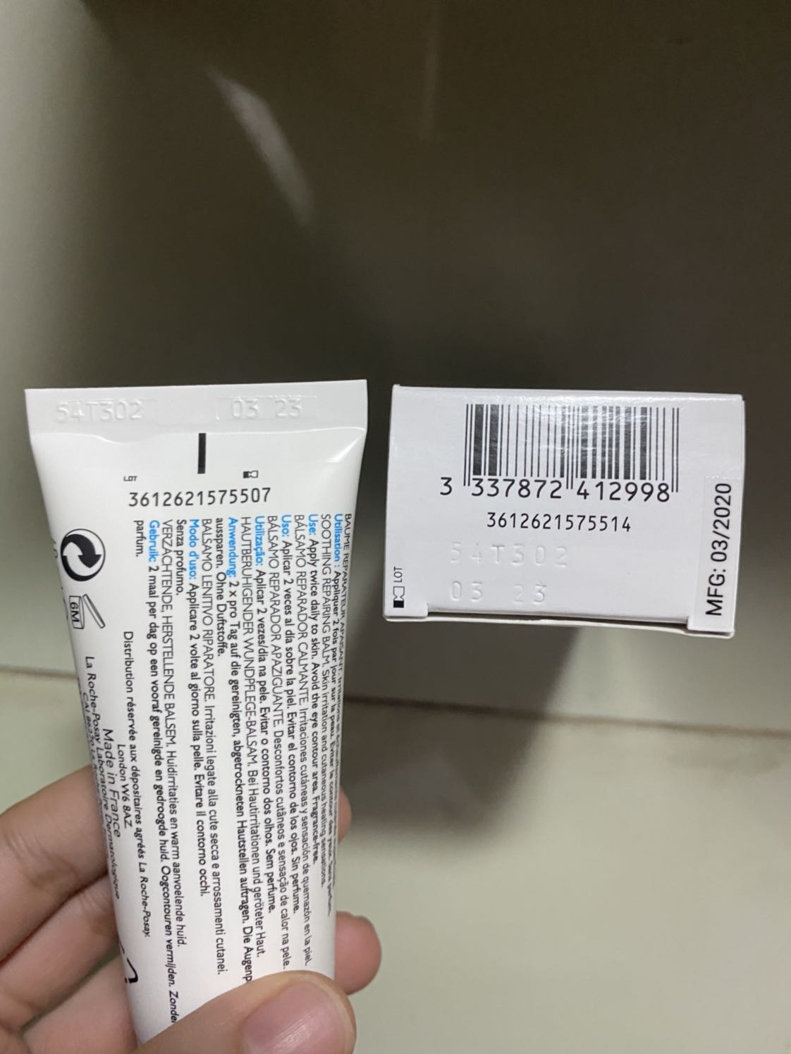 Cho mình hỏi tại sao mã vạch của vỏ hộp và mã vạch trên tuýp sản phẩm lại không giống nhau? Hàng không chuẩn?