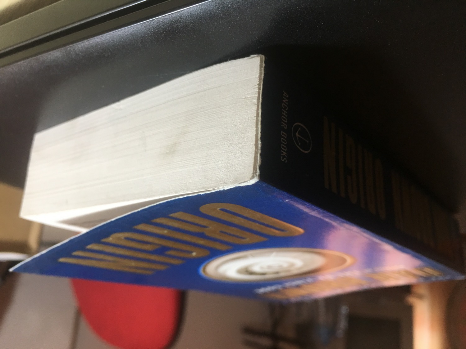 Gáy sách bị sờn và một số chữ ở bìa hơi bị sướt (như hình gửi) nên nhìn ko được mới lắm. Lý do theo mình là do Tiki cho sách vào hộp to quá nên khi vận chuyển sách bị va vào hộp. Mình góp ý với Tiki là nên gói (bọc sách lại) trước khi cho vào hộp thì sẽ bảo quản tốt hơn khi vận chuyển.