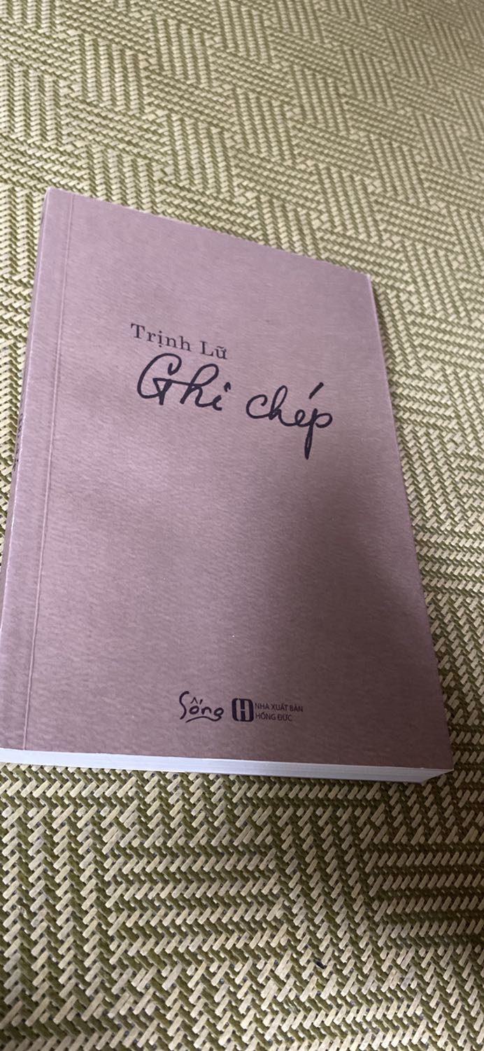 Cuốn sách được đóng gói tỉ mỉ có tâm, từng dòng chữ đều mộc mạc thân tình mà gần gũi. Cuốn sách mang lại nhiều cảm xúc nhất cho mình khi lần đầu chạm vào!