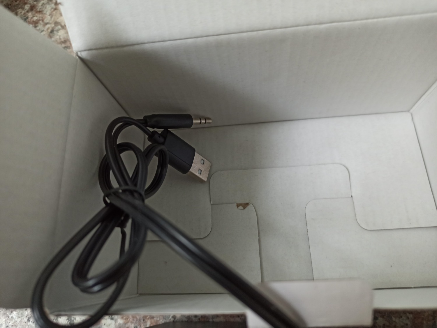 loa nghe rất tốt, loa bé rẻ mà chất lượng hơn hẳn kì vọng, mẫu mã giống hình, giao hàng nhanh, gói hàng cẩn thận chu đáo