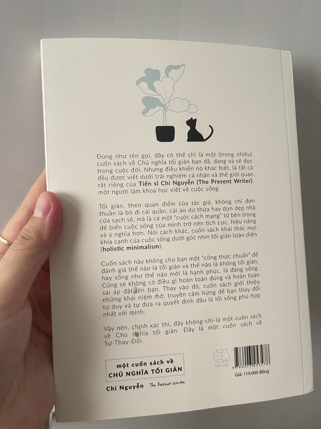 Bản thân mình rất yêu thích và quý mến chị Chi. Cơ bản vì chị là một người giỏi truyền động lực cho mọi người và nó cũng ảnh hưởng đến chính bản thân mình. Bên cạnh sự mến mộ đó thì mình cũng đang quan tâm vấn đề sống tối giản nên khi nghe tin chị ra sách thì mình rất háo hức và đặt ngay. Nhưng sau khi mình nhận sách trong tình trạng bị dơ ở phần bìa thì mình khá buồn. Tất nhiên nó không ảnh hưởng nội dung trong sách và mình sẽ thông cảm cho việc này nhưng thực sự mình rất đau lòng vì trải nghiệm hông tốt này huhu.