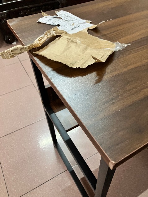 2 góc cạnh mặt bàn bị lỗi - như hình đính kèm và 1 góc đó mặt bàn bị rộp lên ko phẳng như tiêu chuẩn