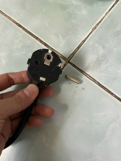 Khi nhận hàng thấy hàng được đóng gói cẩn thận nên yên tâm, về nhà mở ra dùng thử thì chân phích cắm điện bị lệch, đụng nhẹ bị rụng mất 1 chân nên chưa cắm điện dùng thử bếp được