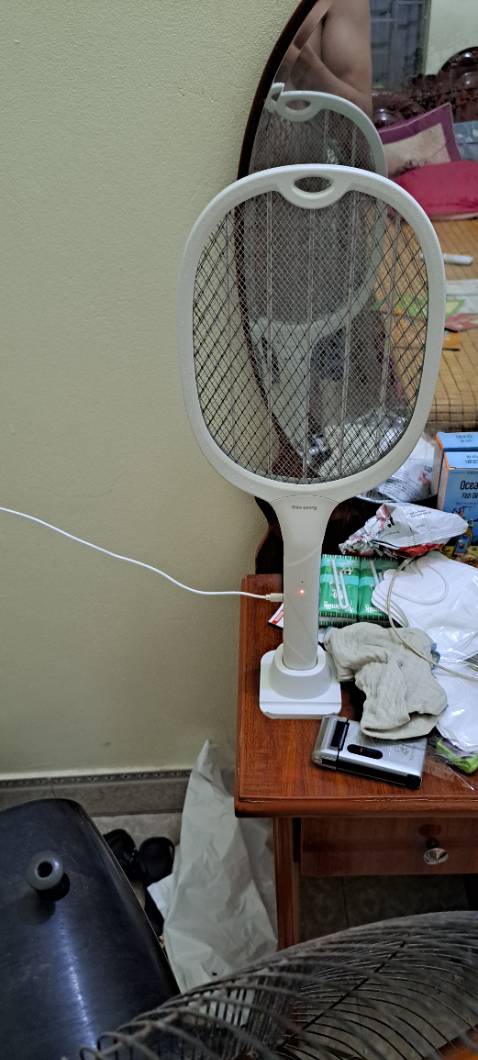 Nhanh hết pin sạc song bật đèn bắt muỗi một lúc ngắn đã hết pin