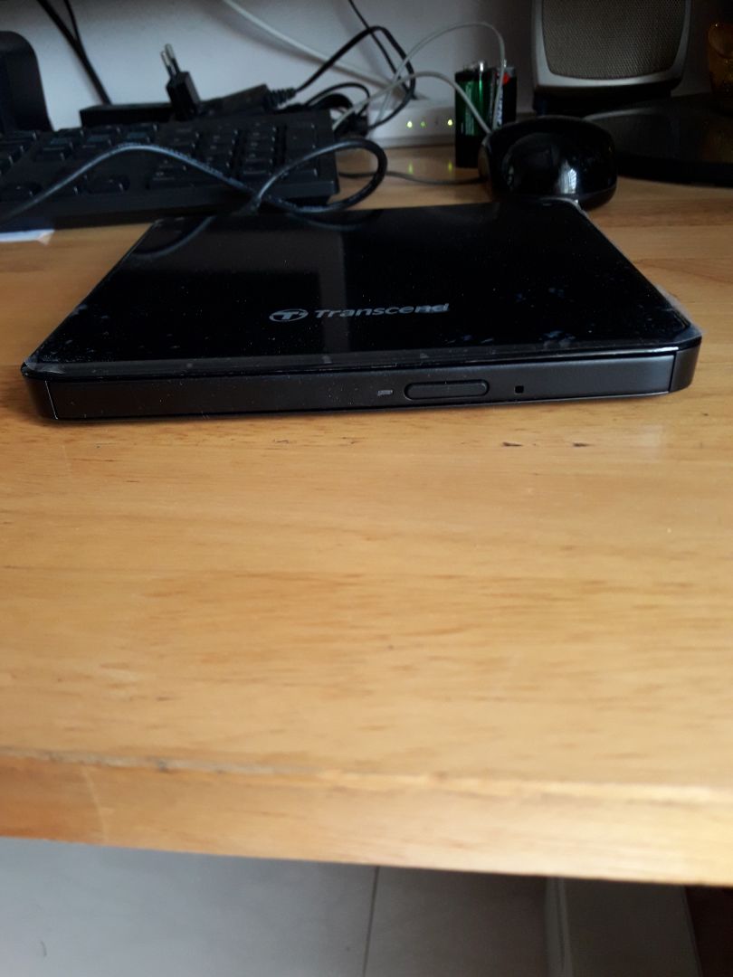 Sử dụng ổn. Chi tiết nhựa của sản phẩm khá mỏng vì vậy phần vỏ sản phẩm hơi ọp ẹp. Logo và chi tiết trên sản phẩm nhận được khác so với hình ảnh quảng cáo, cụ thể trên mặt trước khay đĩa hoàn toàn trống trơn không hề có nội dung in trên bề mặt.