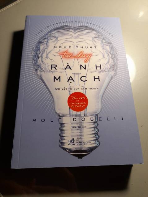 Nhìn bìa đã thấy cả một bầu trời tư duy rồi. Bên trong có 100 vấn đề nhỏ rất gần gũi nhưng đưa ra những góc nhìn mới mẻ, đọc xong đảm bảo đầu sáng như bóng đèn luôn.