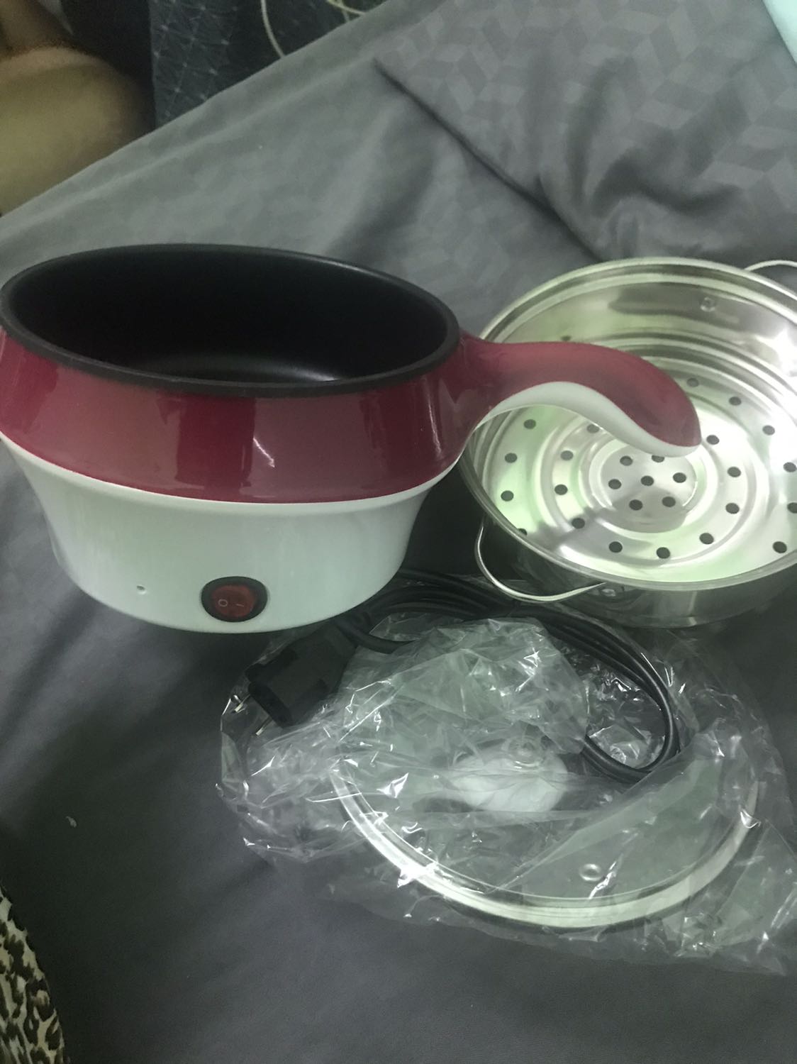 Giao hàng nhanh. Đóng gói cẩn thận. Giá tốt. Nhỏ gọn dùng được cho một người. Kèm xửng hấp như mô tả. Hy vọng dùng tốt