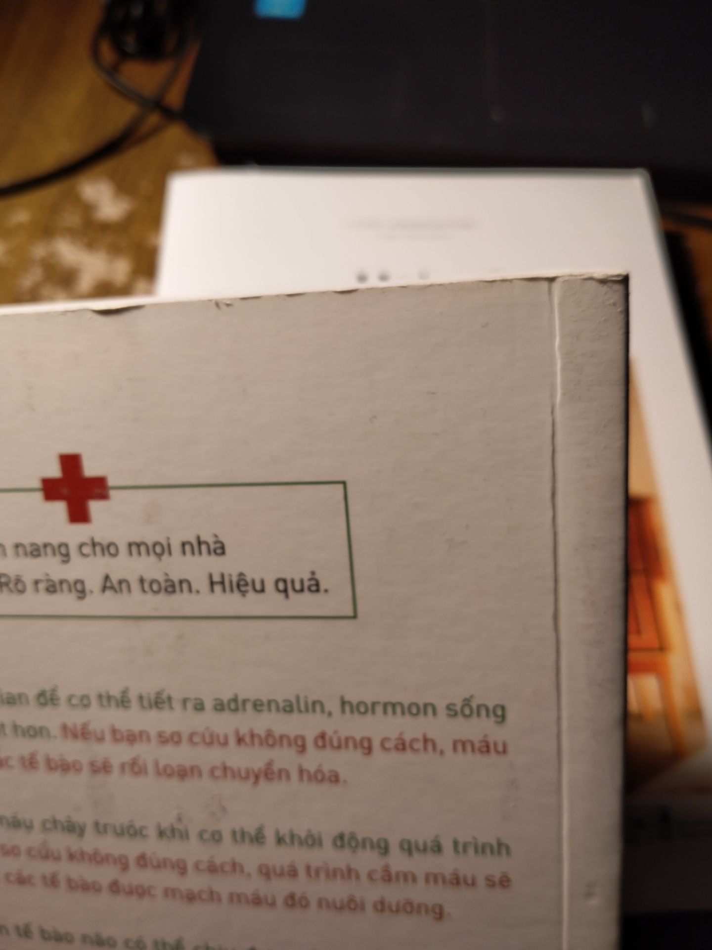 khỏi bàn về nội dung sách đi vì sách chắc chắn tốt r
nhưng về quyển sách này thì lần này mk có cảm giác như sách cũ vậy, màng sách bị loang lổ, bị xước bìa và bụi, k biết có phải do quá trình vận chuyển hay k. Còn nữa cả 3 cuốn sách mk mua đều thấy bụi khá nhiều so vs mọi lần, và đêù kco bọc