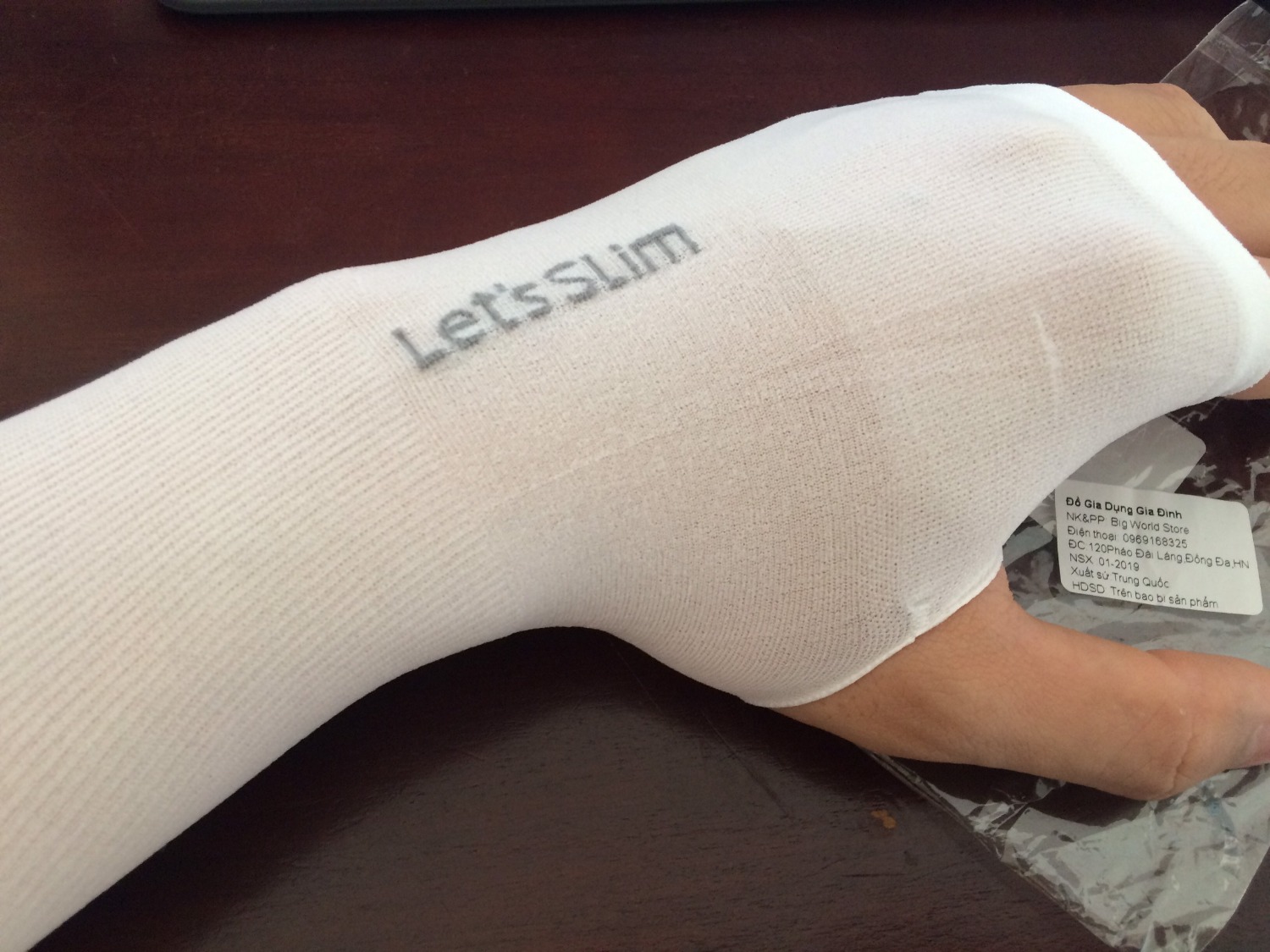 Mình vừa mua 7 đôi khác nhau, trong đó có 3 đôi màu trắng của nhà bán hàng Big World Store. Vải mỏng dính và bỏ trong cái bao ni lông dán nhìn rất tệ. Trong khi những đôi khác của nhà bán hàng khác thì được đựng trong bao zip và vải dày dặn rất đẹp.