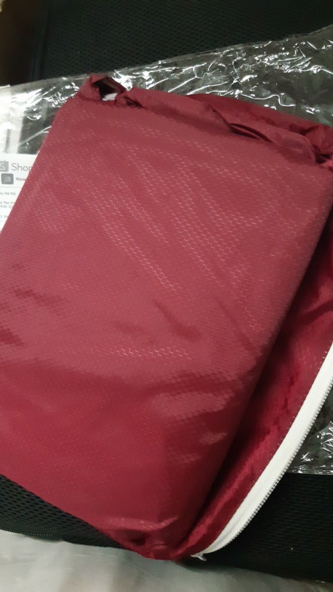 Áo mưa vải khá ổn, tuy nhiên khổ hơi nhỏ. Chỉ phù hợp với những bạn có chiều cao tầm 1m6 trở xuống, đi xe máy hơi khó đi do tay hơi xuôi, khi tròng lên xe hơi vướng.