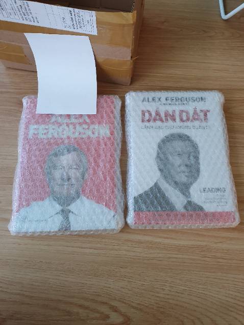 Shop đóng gói cực kỳ cẩn thận, bao chống sốc quấn vừa đủ và chắc chắn chứ không quấn đại một cục.
Sách rất mới và đẹp.
Nội dung mình đã đọc online rồi nhưng là fan Man Utd nên vẫn muốn có sách trên kệ.