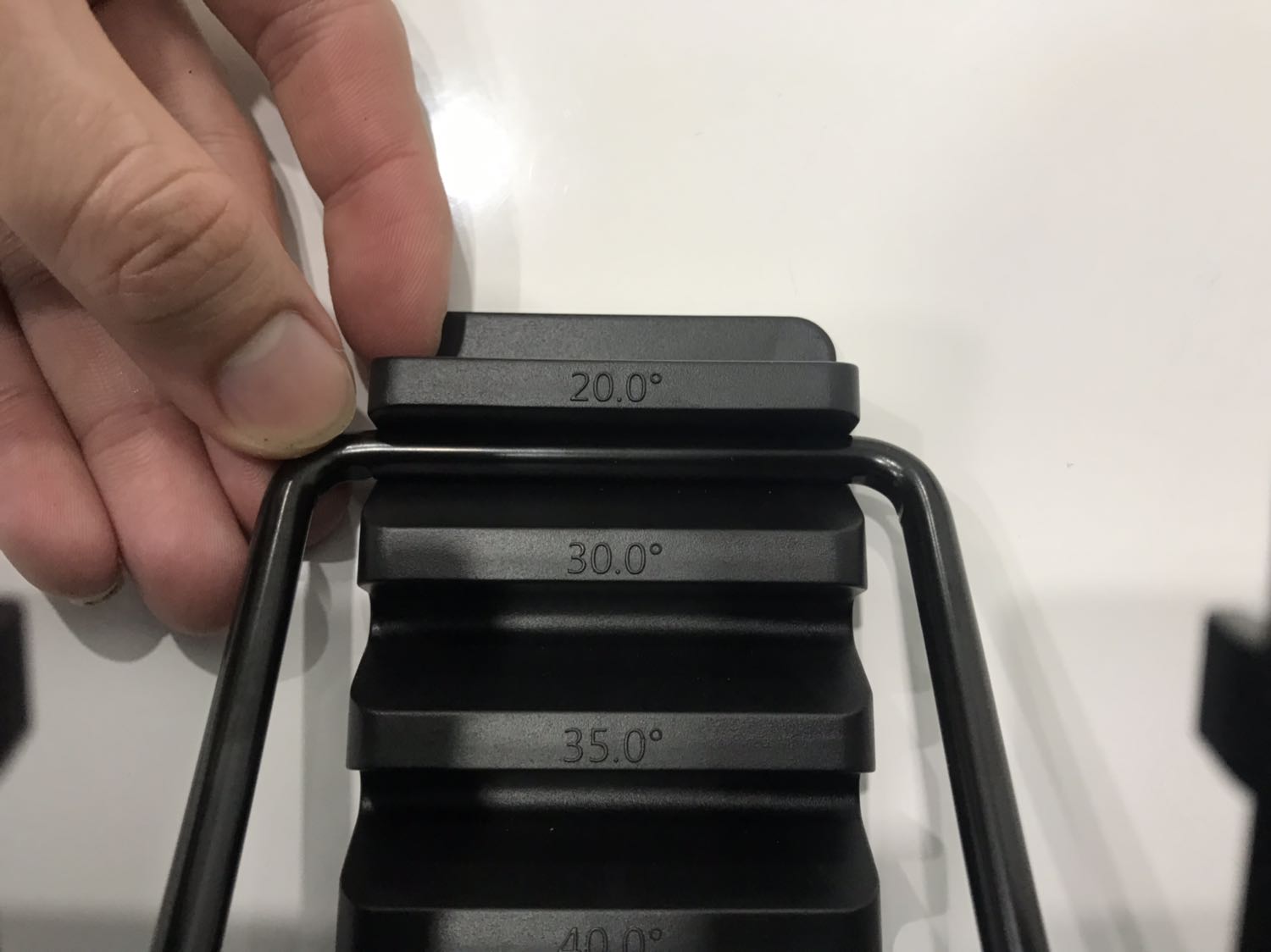 Tính năng tốt. Có hai miếng đỡ để máy tính không trượt.
Độ nghiêng tận 45 độ nhưng máy vẫn chắc chắn không sợ ngã đổ gì cả. Vật liệu cứng cáp. Khung lưới chắc chắn. Thanh đỡ cũng cứng cáp và to.
Máy 15inch để vừa.
Quạt rất êm.
Cooler Master cùng tầm giá cũng không bằng.