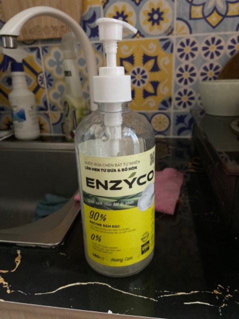 Tẩy rửa khá tốt, ít tạo bọt do gốc hữu cơ, tốt cho da