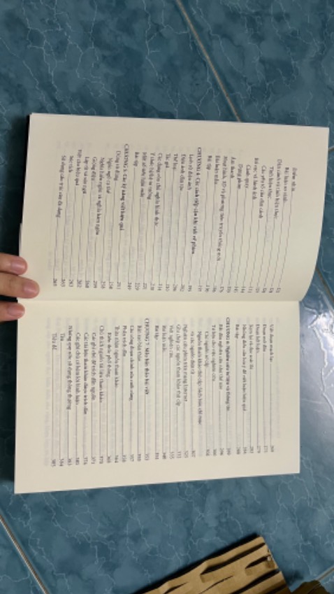 Một cuốn sách hướng dẫn chi tiết các bước viết về phim, bao gồm phân loại dạng bài, cách research thông tin viết bài đến cách sử dụng từ ngữ - giọng điệu ra sao khi viết về phim