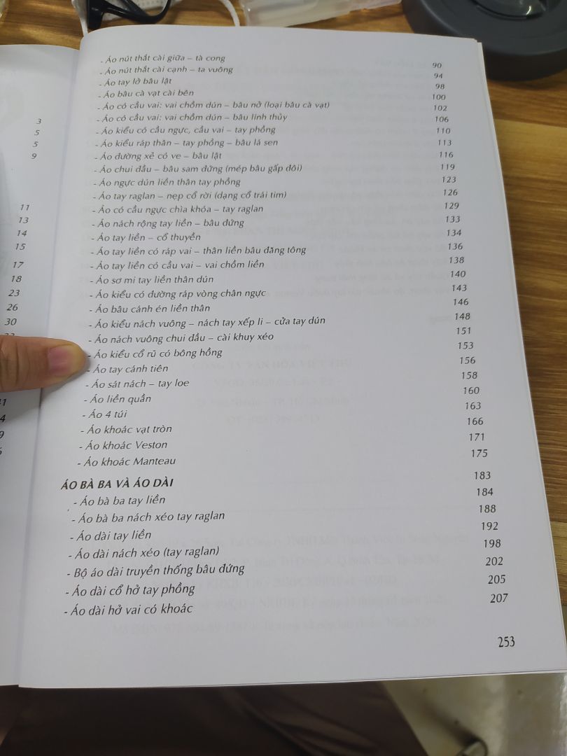 sách in sắc nét khá chi tiết ạ. nên mua nhé. nếu bạn nào thật sự đam mê. mình có đi học may ở bên ngoài nên đọc hiểu đc.bạn nào ko đi học may nếu đọc kỹ chắc vẫn làm đc ạ