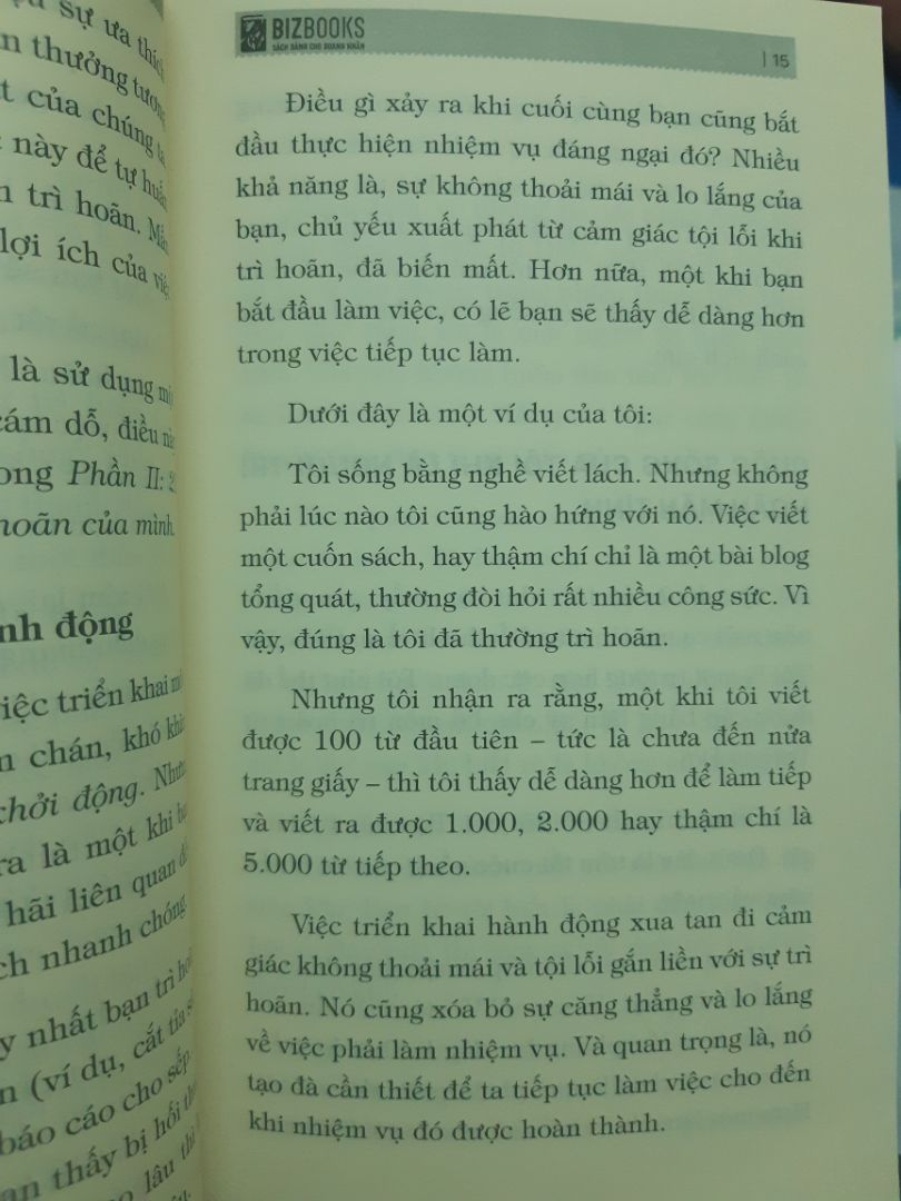 Một cuốn sách của Damon khá hay bàn về vấn đề trì hoãn
- Phần đầu tác giả tập trung phân tích hơn 10 nguyên nhân vì sao chúng ta lại trì hoãn công việc và cách thức vượt qua những vấn đề tiêu cực đó
- Phần 2 tác giả nêu lên hơn 20 thủ thuật làm việc tránh trì hoãn, những bài học và tác dụng siêu phàm của nó khiến bạn sẽ thay đổi cách làm việc một cách hiệu quả
- Phần cuối là để nêu lên 1 vài khía cạnh khác mà trì hoãn cũng là 1 điểm tốt cho những ai biết dùng nó đúng lúc 
Hiện tại mình là sinh viên nên đọc nó cảm thấy hữu ích trong học tập