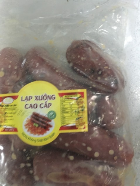 Lạp xưởng bị hư hỏng toàn bộ khi nhận. Lỗi của ai? Đề nghị giải quyết nhanh. 
Gọi điện thoại *** tiki ko người bắt máy.